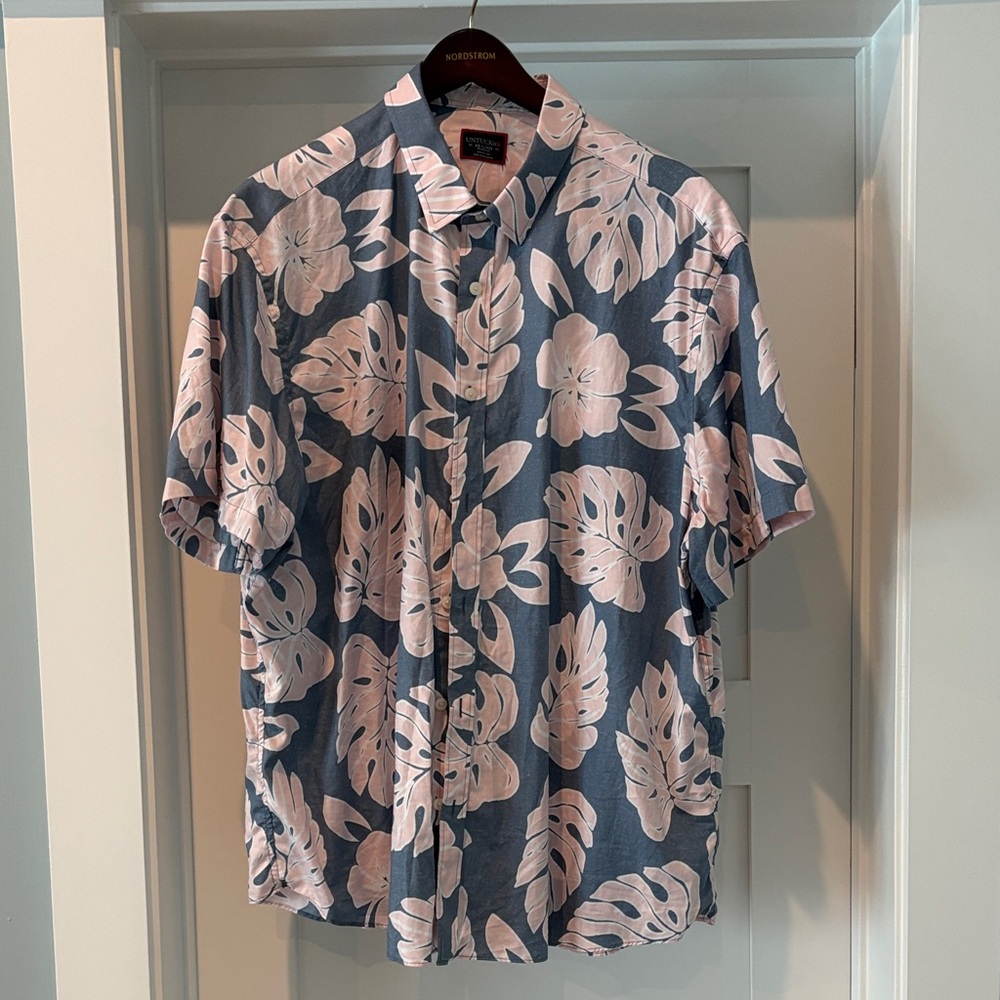 Untuckit XXL buttondown short sleeve Shirt with Blue and Pink Leaf Design